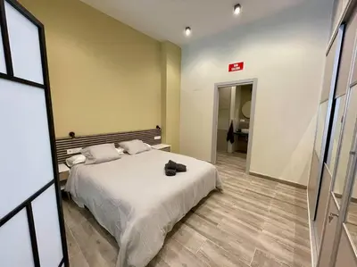 a bedroom with a white bed in a room at Sensacional apartamento en Ruzafa in Valencia