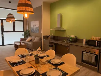 a kitchen and living room with a table and chairs at Sensacional apartamento en Ruzafa in Valencia