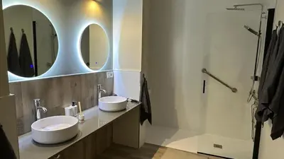 a bathroom with two sinks and a shower at Sensacional apartamento en Ruzafa in Valencia
