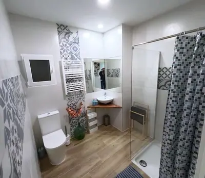 a bathroom with a toilet and a sink and a mirror at Amplio y colorido piso in Valencia