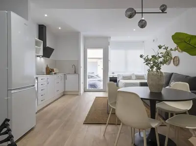 a kitchen and dining room with a table and chairs at Escondite a 2 minutos de playa de Sagunto A5 in Puerto de Sagunto