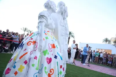 a statue of a bride and groom is shown in front of a crowd at 100 metros playa con vistas al mar Piso nuevo 2024 in Cullera