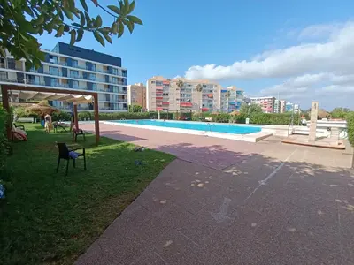 an empty swimming pool in a city with buildings at Luminoso estudio con vistas al mar in Las Canteras