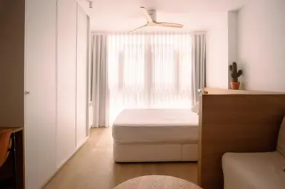a bedroom with a bed and a window at Luminoso estudio con vistas al mar in Las Canteras