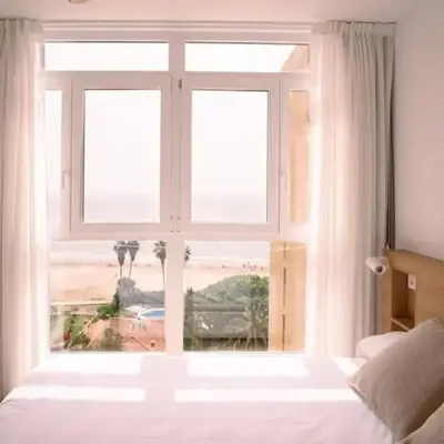 Luminoso estudio con vistas al mar