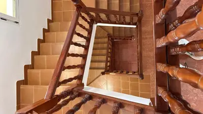 a stairwell with a mirror and a staircase with a mirror at El Siprer in Anna