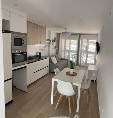 a kitchen and living room with a table and chairs at vivienda independiente in Canet de Berenguer