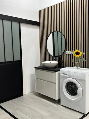 a bathroom with a washing machine and a mirror at Anthracita in Valencia