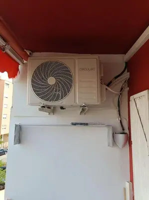 a white air conditioner on the side of a building at La Llar45 , Relájate junto al mar in Playa Pobla de Farnals