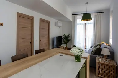 a living room with a table and a couch at Tenerias Apart Corp , 4 Piso in Valencia