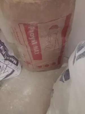 a cardboard box sitting on top of a floor at H&L HOME TAVERNES DE VALLDIGNA ofrece piso completo de particular de 80 m2 a 10 min de la playa in Tavernes de Valldigna
