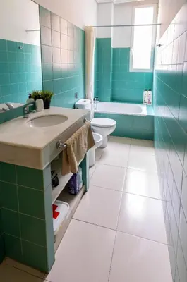 a bathroom with a sink and a toilet and a tub at Habitación Maritim 1 in Valencia