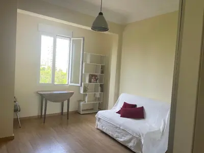 a bedroom with a white bed and a window at Cozy Appartement - Lumineux 3 pièces, à côté du Jardin de Turia in Valencia