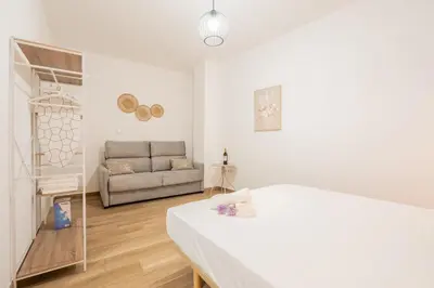 a white room with a bed and a couch at VisitVal Flats 2 in Valencia