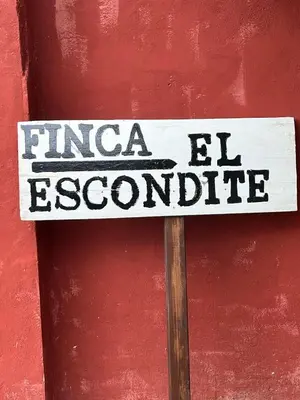 a sign that says frica el escondido on a red wall at Finca El Escondite in Olocau