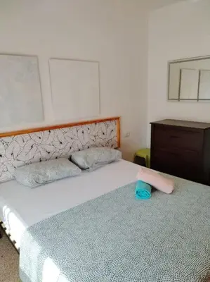 a bathroom with a tub and a green tiled wall at Apartamento con parking frente a la playa in Faro de Cullera