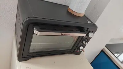 a microwave oven sitting on top of a refrigerator at Alojamiento junto Aeropuerto Valencia A in Manises
