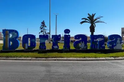 a blue sign that says boo in front of a road at SERRATELLA Puerto in El Puerto