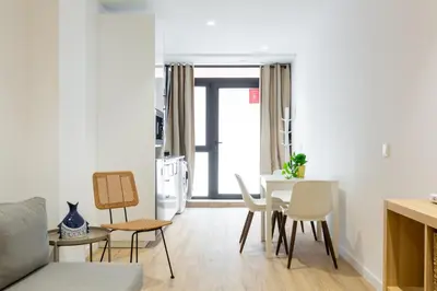 a living room with a table and chairs at Nuevo piso cerca de universidad y playa in Valencia