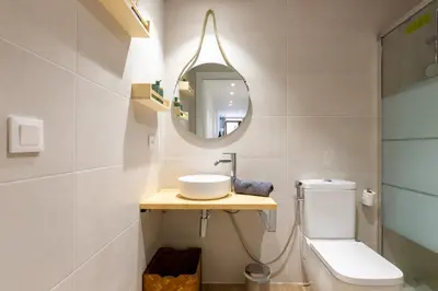 a bathroom with a sink and a mirror at Nuevo piso cerca de universidad y playa in Valencia