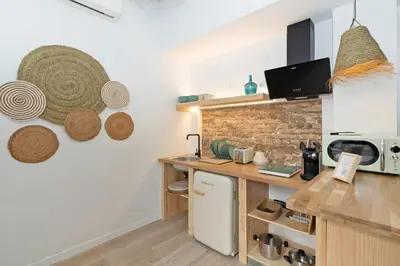 a kitchen with a counter top and a microwave at Illetes Flats -Apartamento con mucho encanto in Valencia