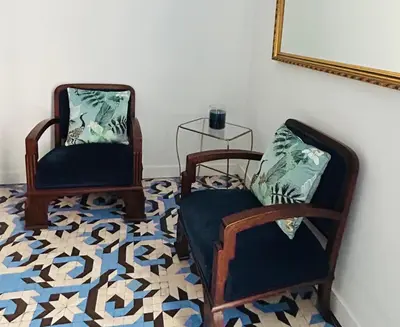 two chairs and a mirror in a room at L'Esplai Valencia in Valencia