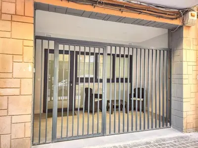 a room with a gate with chairs and a table at Arquitecto I in Valencia