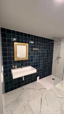 a bathroom with a sink and a mirror at Las Artes y las Ciencias I in Valencia