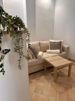 a living room with a couch and a coffee table at Apartamento mediterráneo in Valencia