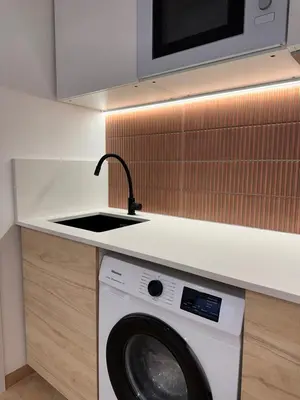 a kitchen with a washing machine and a sink at Apartamento mediterráneo in Valencia