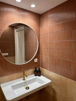 a bathroom with a sink and a mirror at Apartamento mediterráneo in Valencia