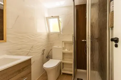 a white bathroom with a toilet and a sink at Las Golondrinas Experiencia Rural in Quesa