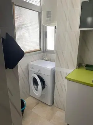 a laundry room with a washing machine and a window at Tranquila y Céntrica Habitación Matrimonio en Vivienda Compartida in Valencia