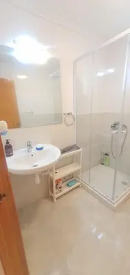 a bathroom with a white sink and a shower at Tranquila y Céntrica Habitación Matrimonio en Vivienda Compartida in Valencia