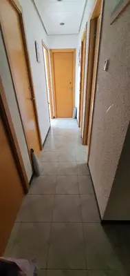a hallway in a building with a tile floor at Tranquila y Céntrica Habitación Matrimonio en Vivienda Compartida in Valencia