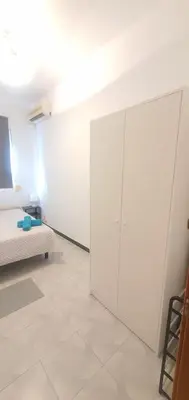 a white room with a bed and a closet at Tranquila y Céntrica Habitación Matrimonio en Vivienda Compartida in Valencia