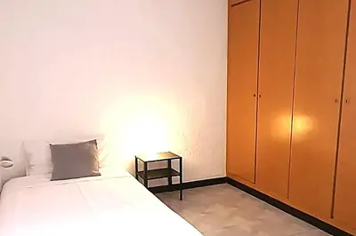 a small room with a bed and a desk at Tranquila y Céntrica Habitación Individual en Vivienda Compartida in Valencia