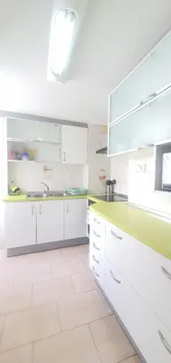a laundry room with a washing machine and a window at Tranquila y Céntrica Habitación Individual en Vivienda Compartida in Valencia