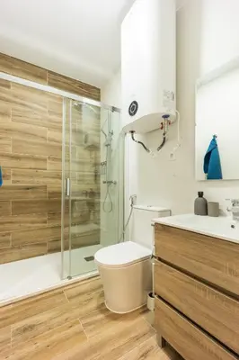 a bathroom with a shower and a toilet and a sink at Mini apartamento en casa rural in Quesa