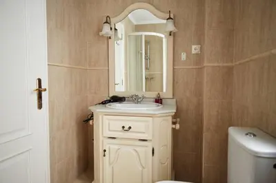 a bathroom with a sink and a mirror and a toilet at Amplio y cómodo apartamento en el centro in Valencia