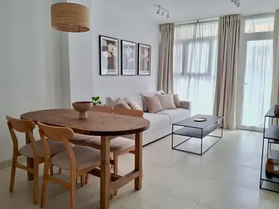 a living room with a table and a couch at Bonito apartamento de 2 habitaciones cerca de la Estación Joaquín Sorolla in Valencia
