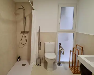 a bathroom with a toilet and a shower at Bonito apartamento de 2 habitaciones cerca de la Estación Joaquín Sorolla in Valencia