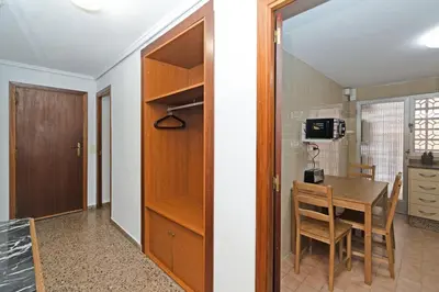 a small kitchen and dining room with a table and a door at GuestReady - Lindo piso muy espacioso en Valencia in Valencia