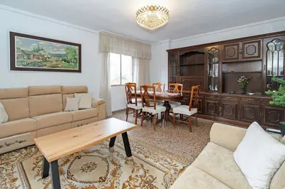 a living room with a couch and a table at GuestReady - Lindo piso muy espacioso en Valencia in Valencia