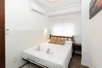 a bedroom with a bed with white sheets and pillows at GuestReady - Lindo piso muy espacioso en Valencia in Valencia