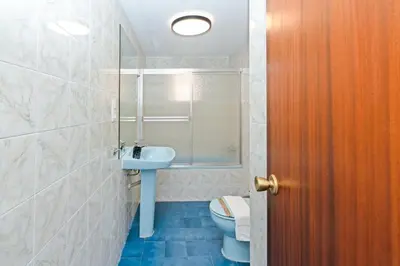 a bathroom with a sink and a toilet and a mirror at GuestReady - Lindo piso muy espacioso en Valencia in Valencia