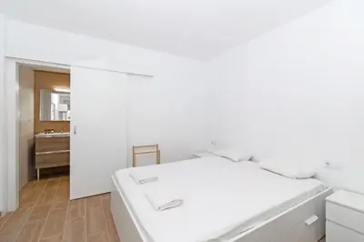 a white room with a bed and a bathroom at GuestReady - Retiro agradable en Valencia in Valencia