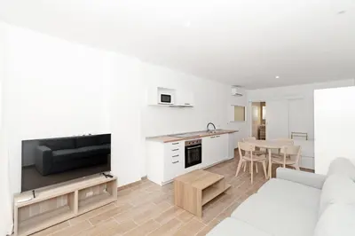 a white living room with a couch and a table at GuestReady - Retiro agradable en Valencia in Valencia
