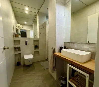 a bathroom with a sink and a toilet at Elegante y nuevo in Valencia