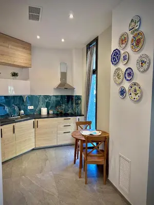 a kitchen with plates on the wall and a table at Elegante y nuevo in Valencia